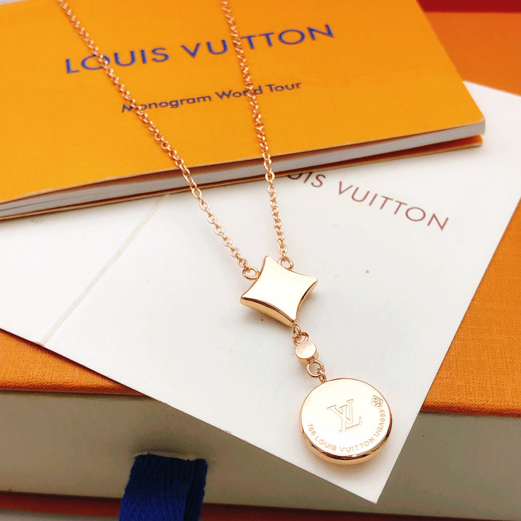 Collier carré à pendentif avec monogramme et motif floral