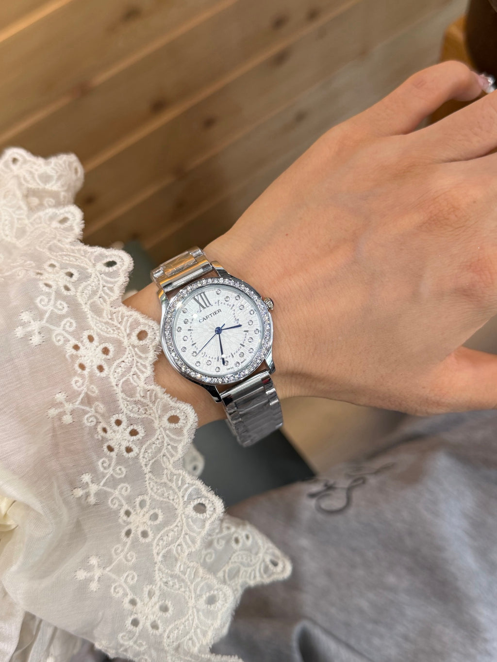 Montre à quartz ronde de 33 mm avec lunette sertie de pierres et bracelet à maillons
