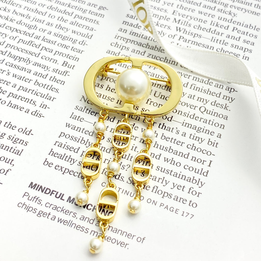 Broche de barra con cuentas ovaladas y borlas de eslabones