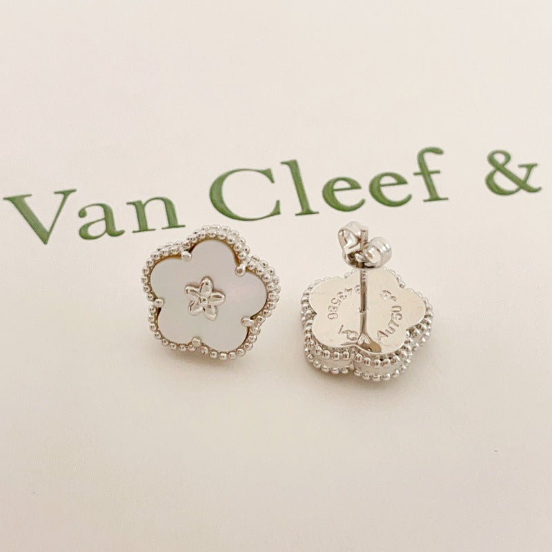 Boucles d'oreilles puces contour de fleur en perles