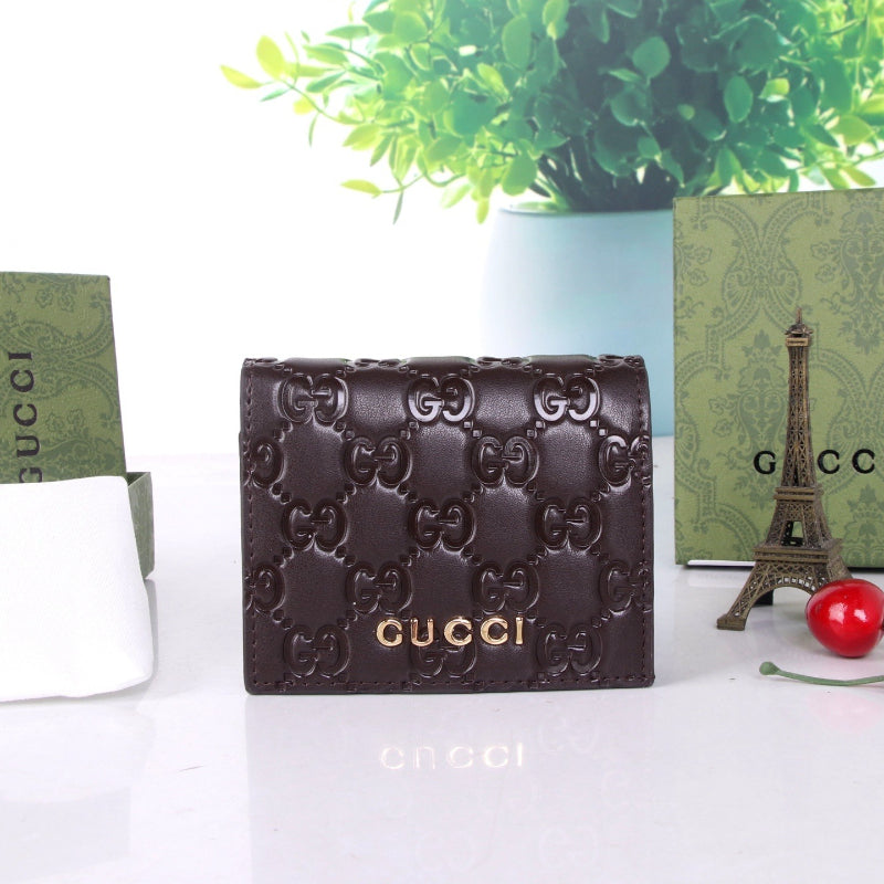 Cartera plegable con monograma en relieve 012