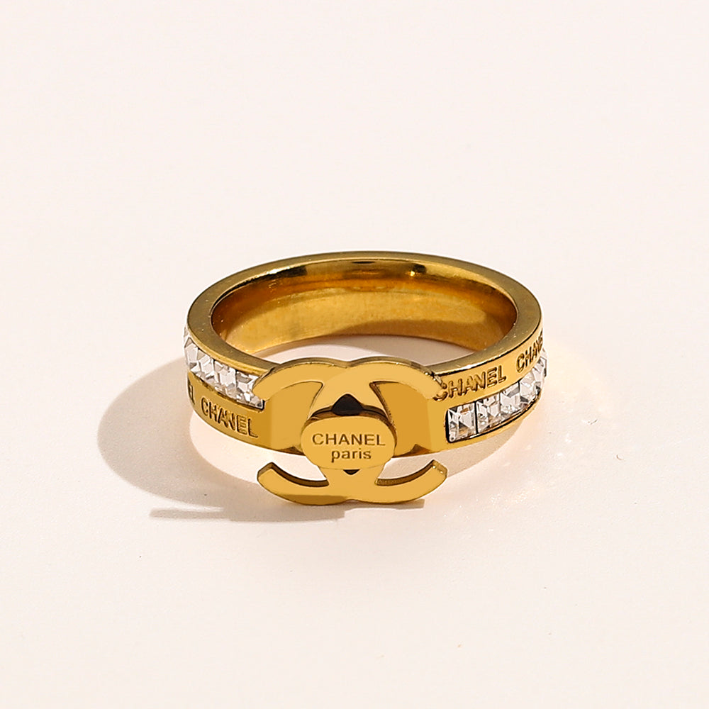 Anillo de acero inoxidable 304 con emblema fino pavé