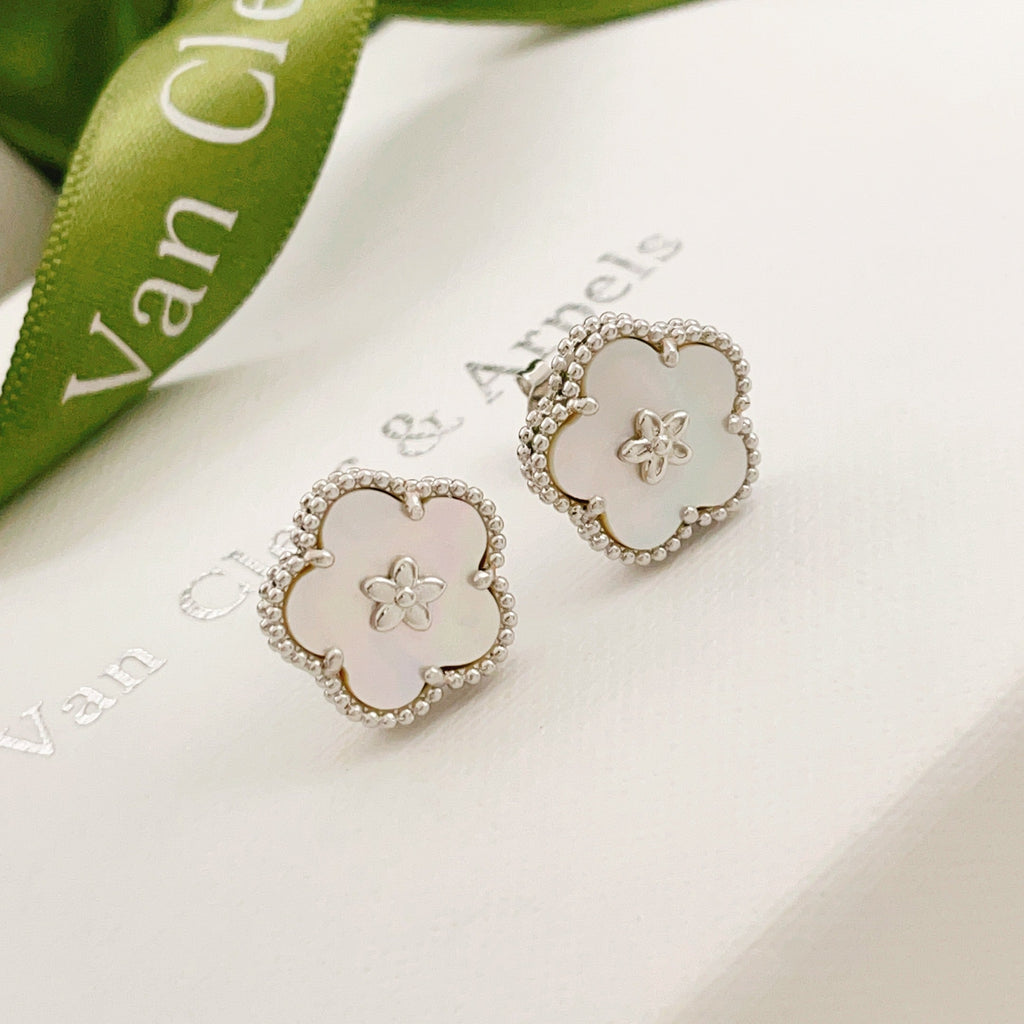 Boucles d'oreilles puces contour de fleur en perles