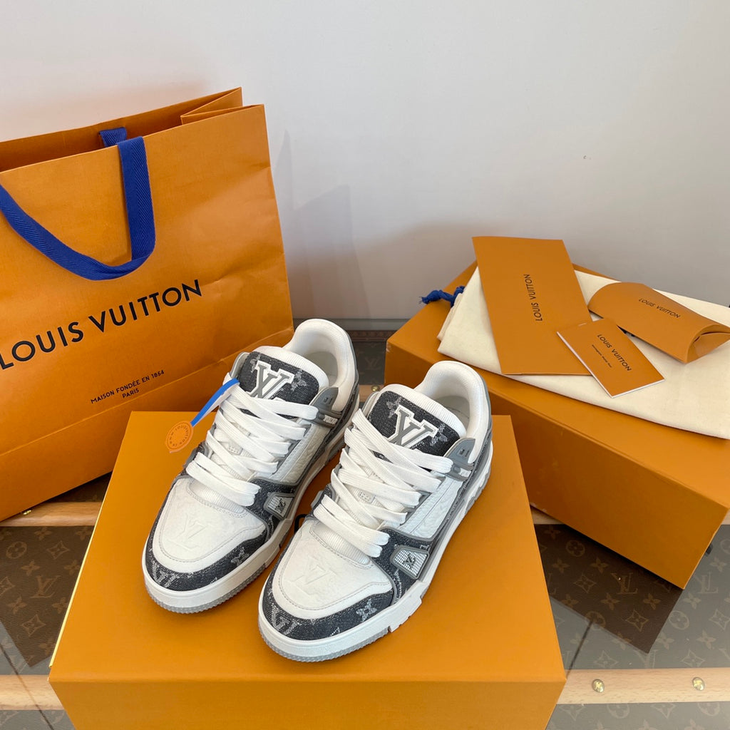 Zapatillas bajas grises y blancas con monograma