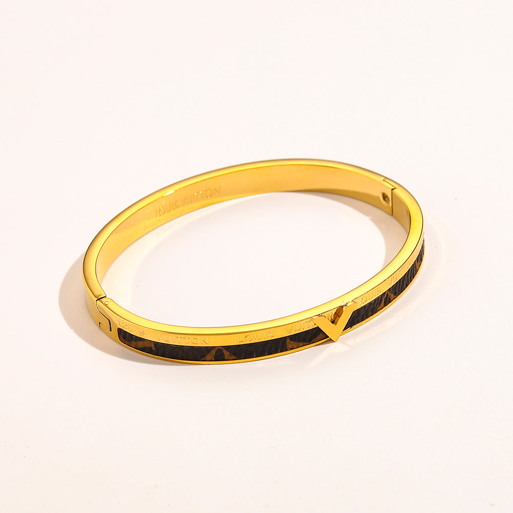 Pulsera rígida de acero inoxidable 304 con incrustación negra y detalle en V