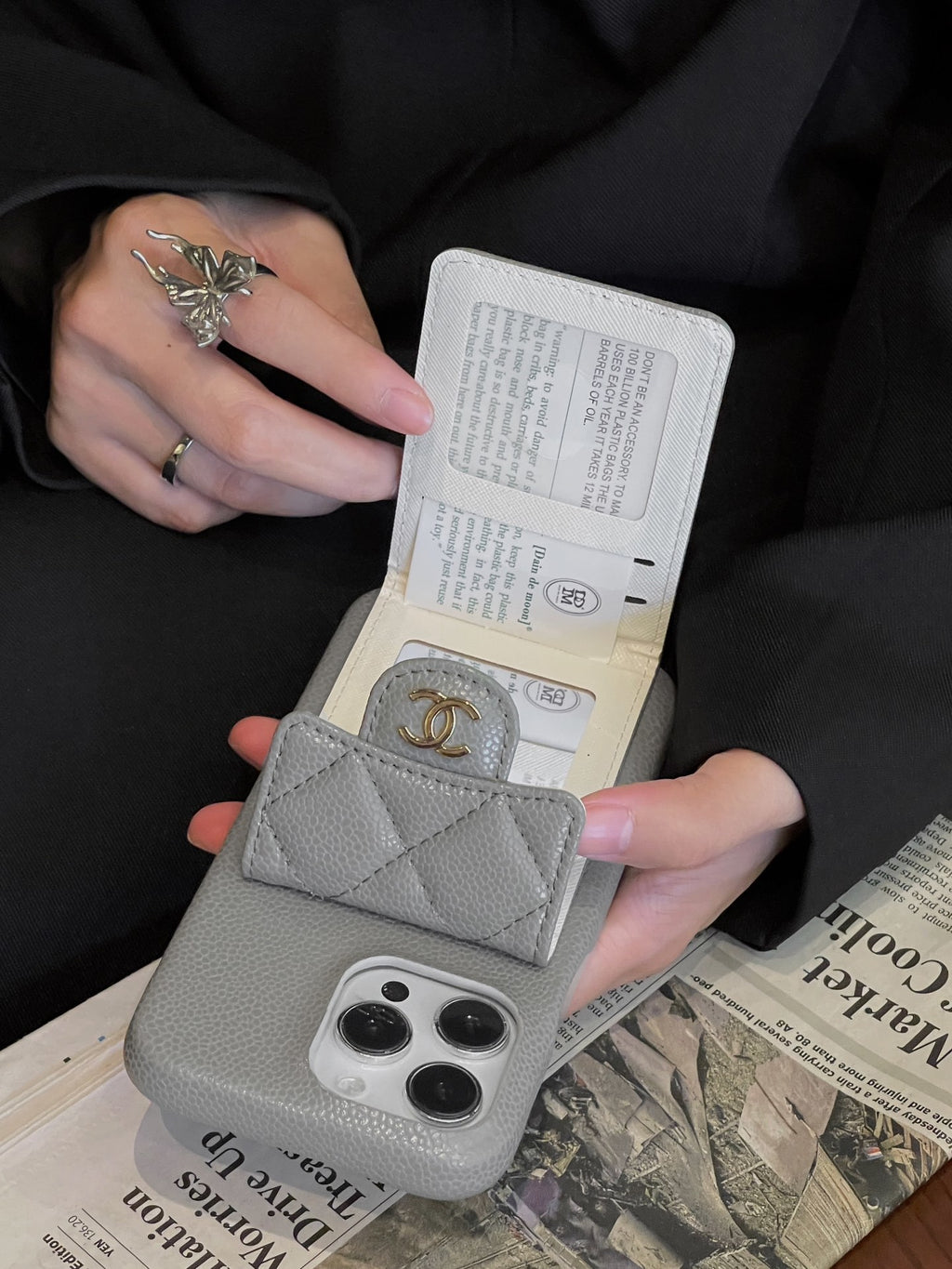 Funda acolchada para teléfono con cierre de emblema y cadena