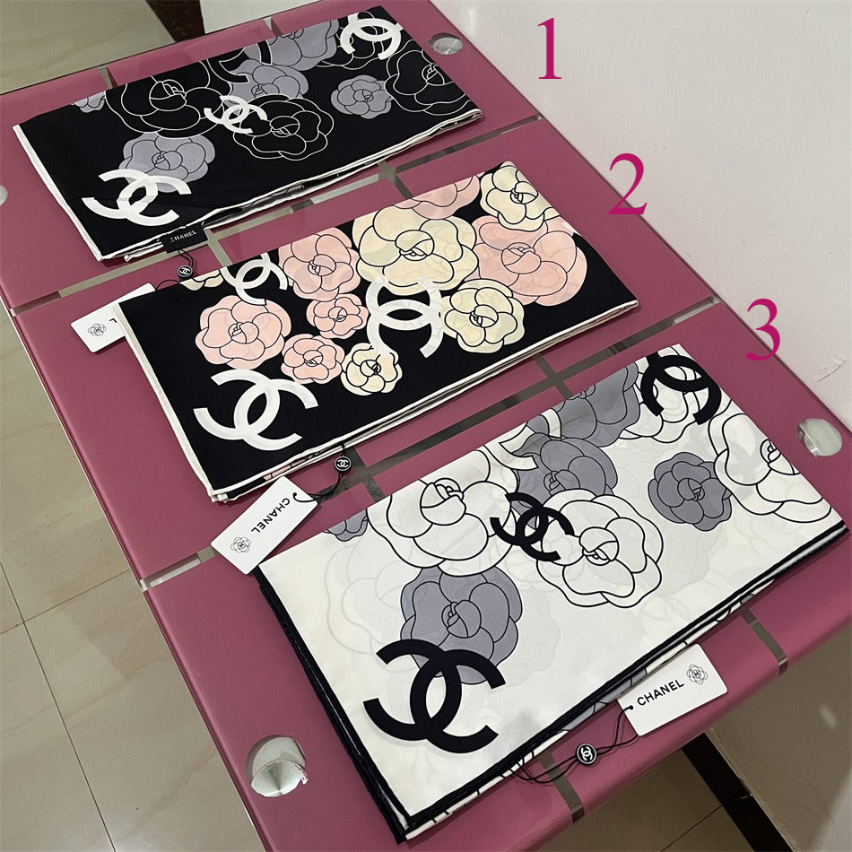 Lenço Quadrado Camélia e Monograma - 90 x 90 cm