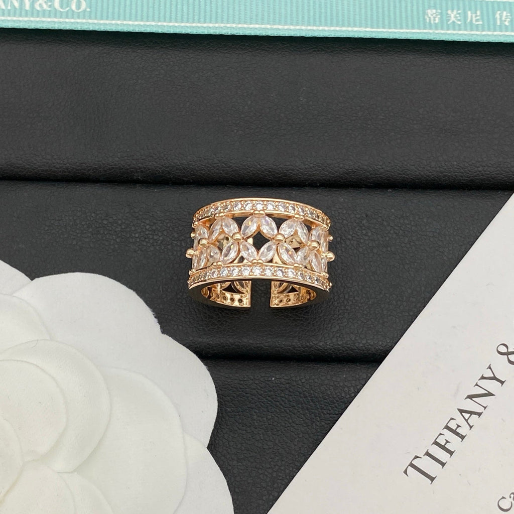 Bague large à anneau floral ajouré avec pierres d'accent