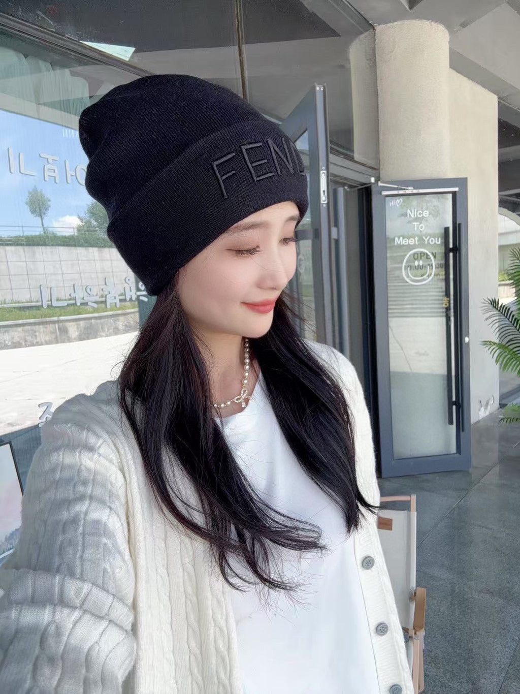 Gorro de malha com dobra e letras em destaque