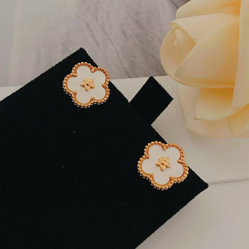 Boucles d'oreilles puces contour de fleur en perles