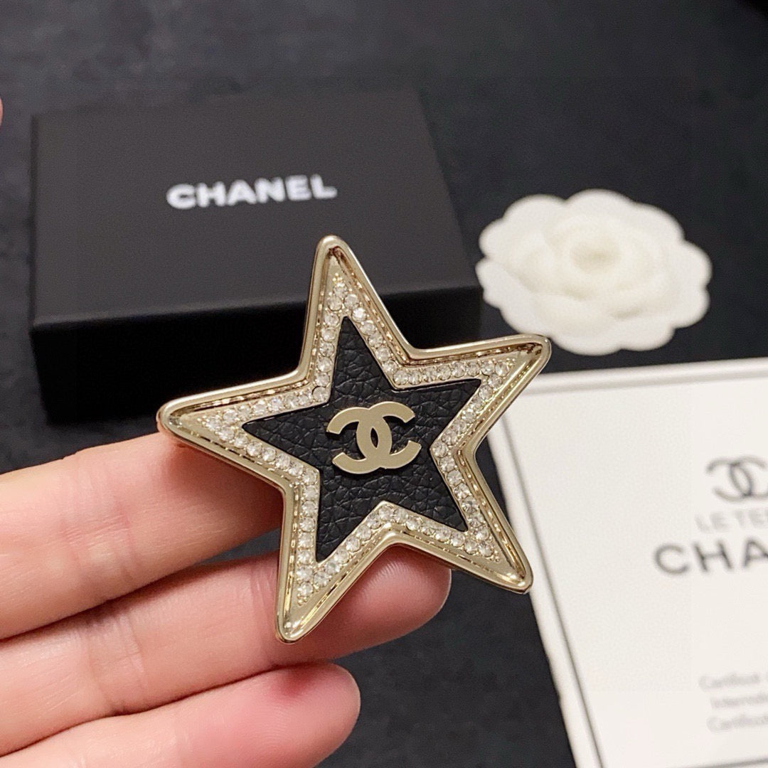 Broche de emblema de estrella abierta