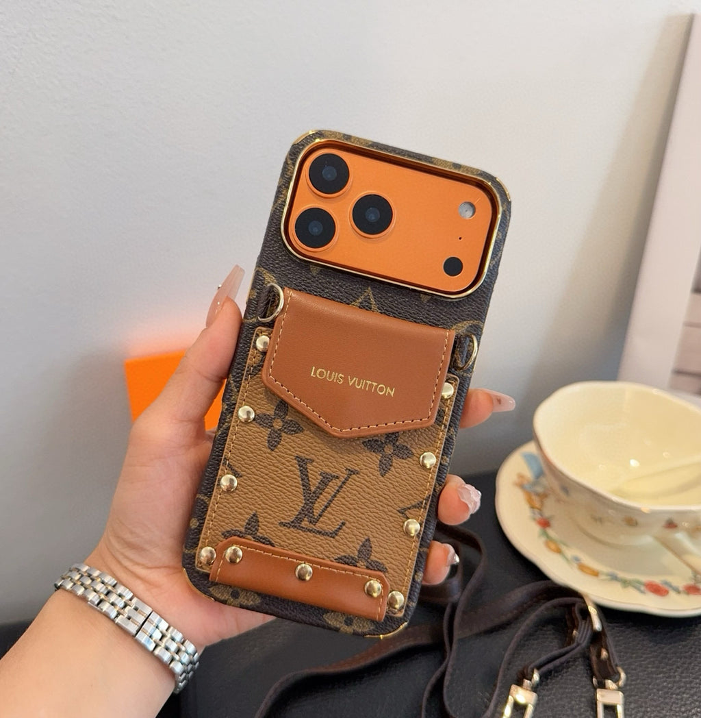 Funda para teléfono con bolsillo de solapa y monograma con correa