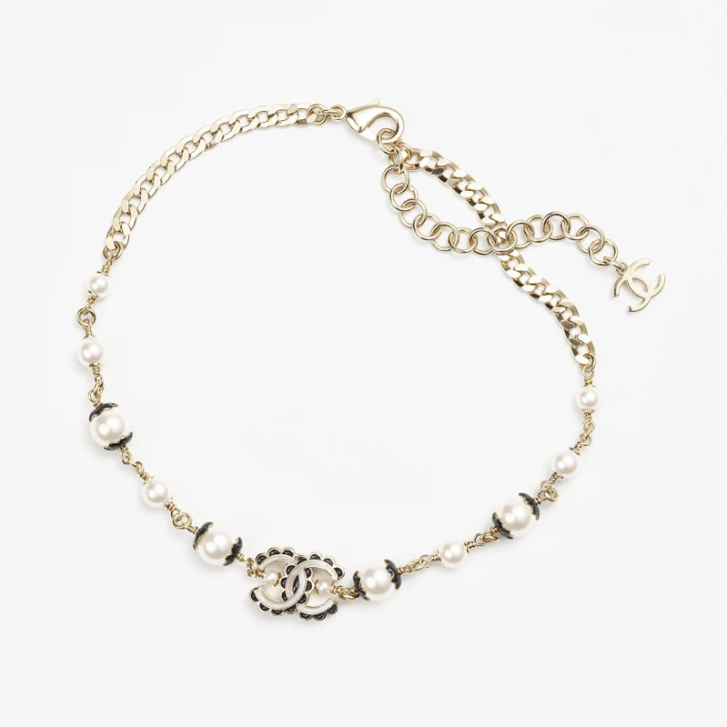 Collar corto con perlas de imitación y diseño floral en blanco y negro