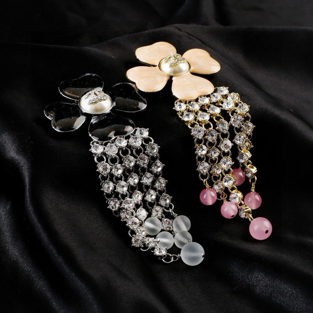Broche fleurie avec chaîne en pierres et perles pendantes