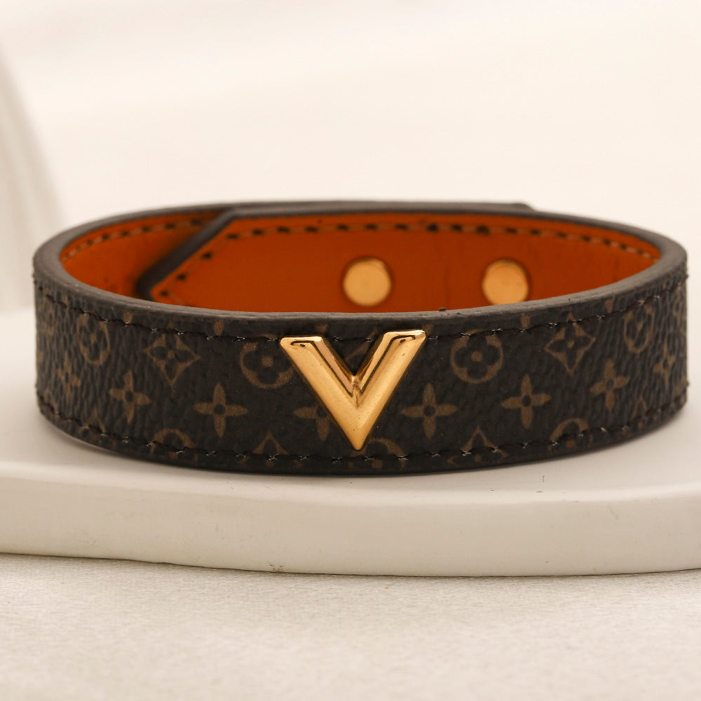 Pulsera con correa de monograma de acero inoxidable 304 con detalle en V