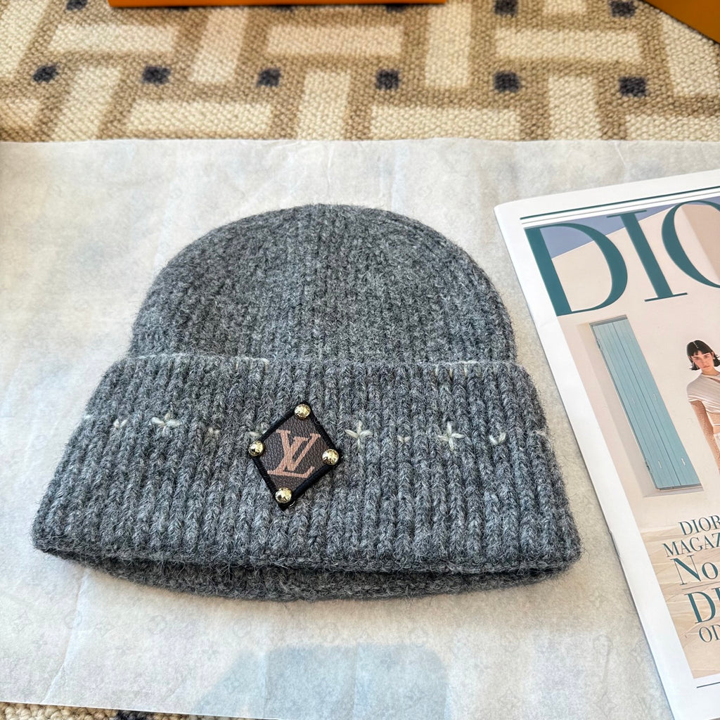 Gorro com Padrão, Dobra e Emblema Bordado