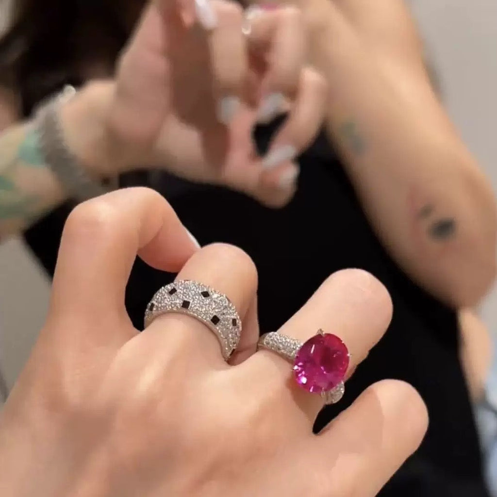Anillo de banda con diseño de puntos pavé en tono plateado