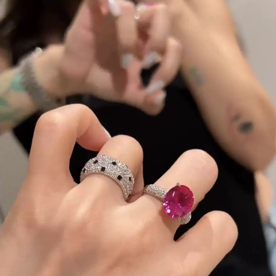 Anillo de banda con diseño de puntos pavé en tono plateado