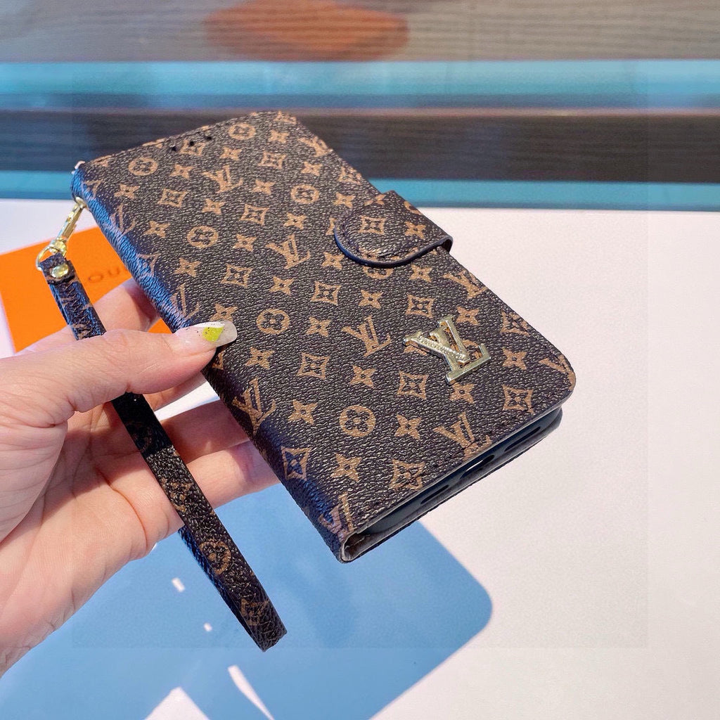 Funda tipo libro con monograma y correa de muñeca
