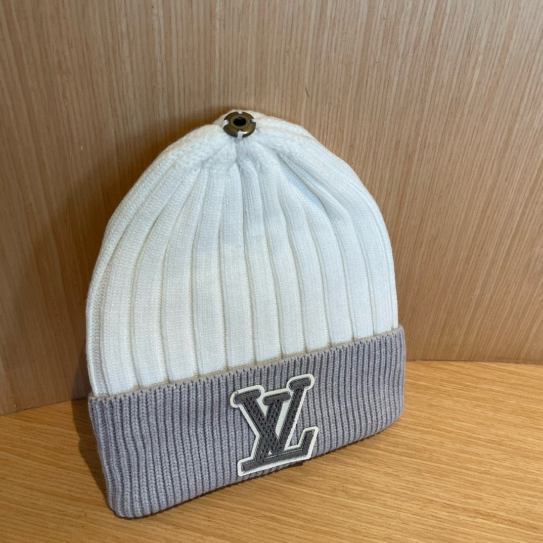 Bonnet en maille côtelée avec emblème lettre
