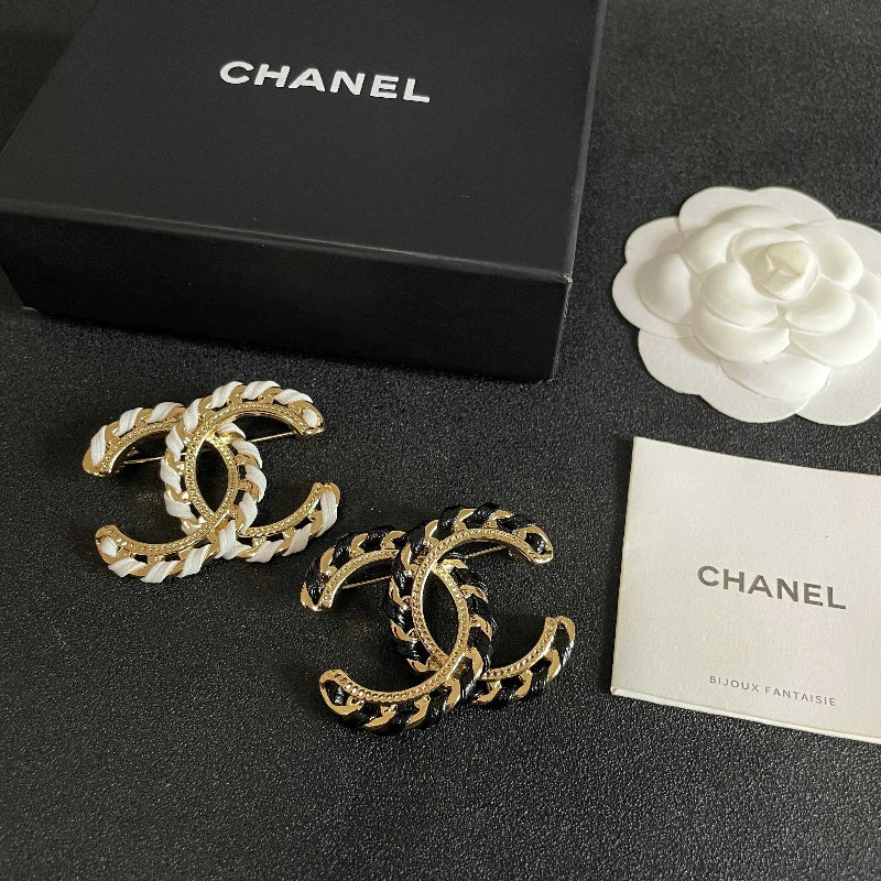 Chain-Edge Emblem Brooch with Contrast Inlay
