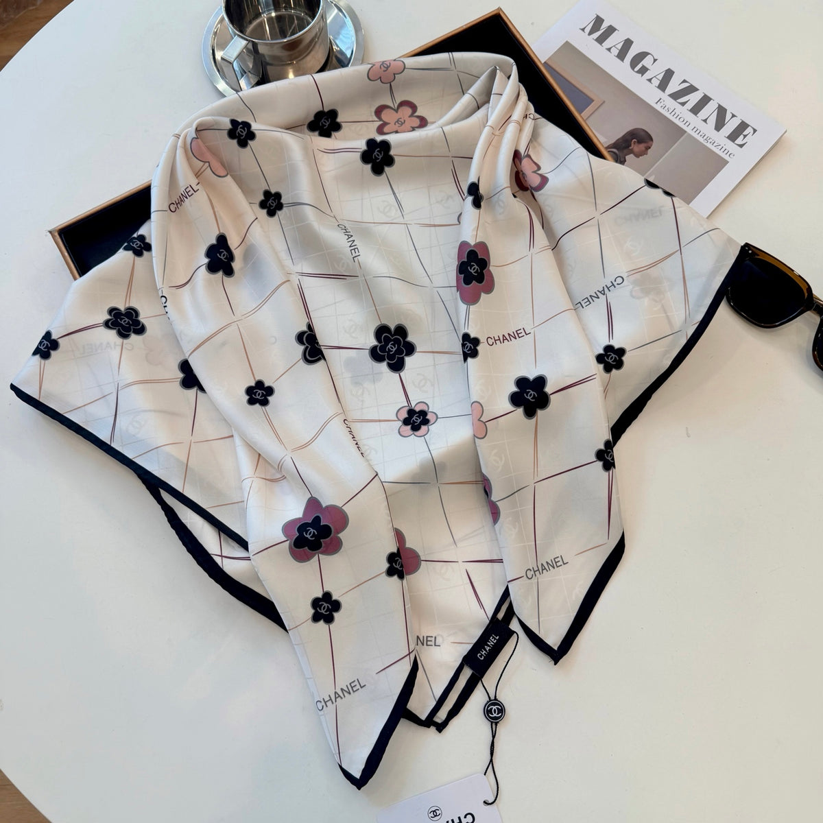 Foulard carré à motif floral et treillis de losanges - 90 x 90 cm