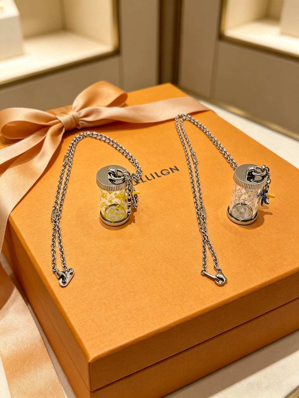 Collar con colgante de reloj de arena - Opciones de color