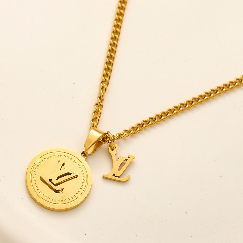 Colar com Medalhão Redondo e Pendente de Monograma em Aço Inoxidável 304