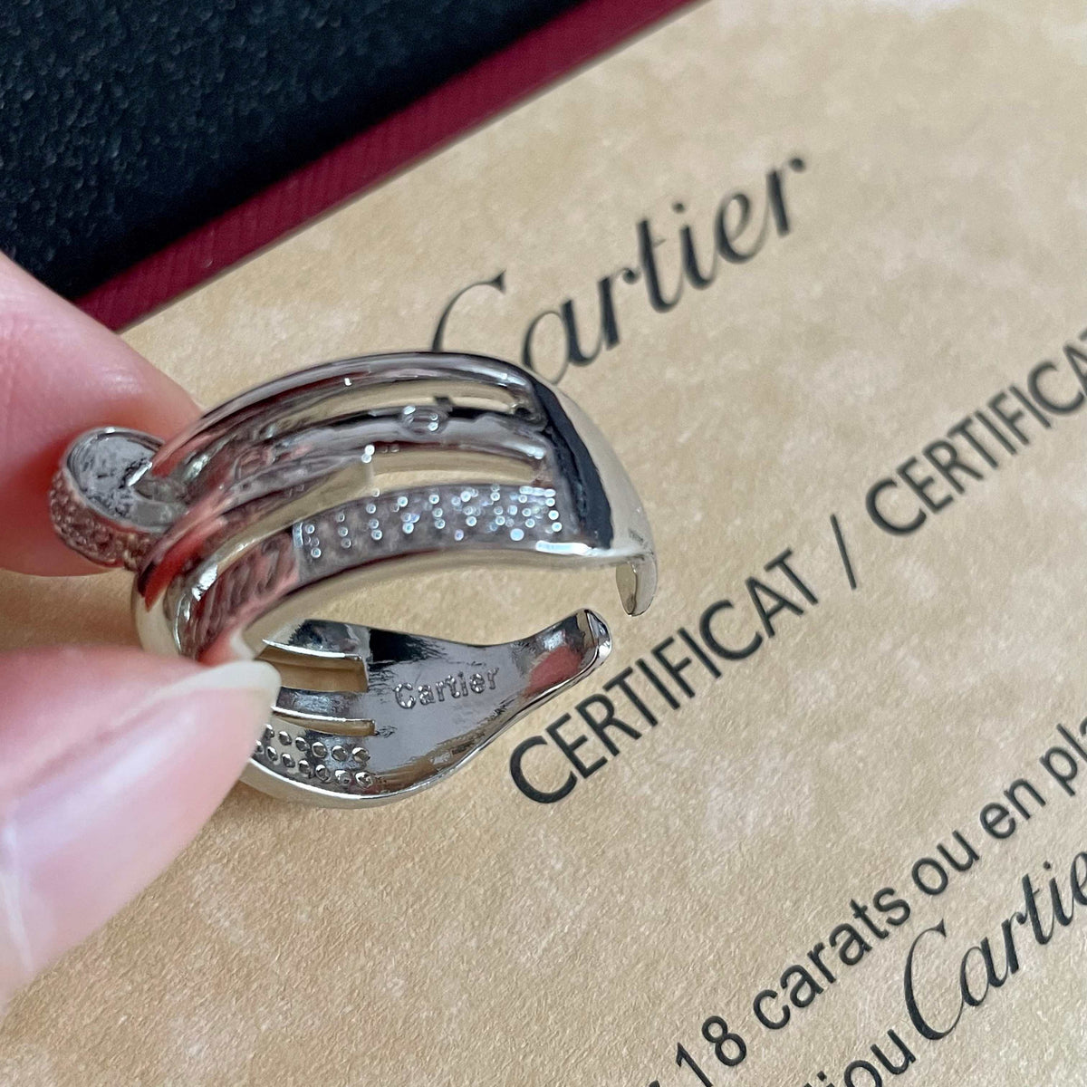 Bague à trois anneaux avec rangée pavée et motif barreudier