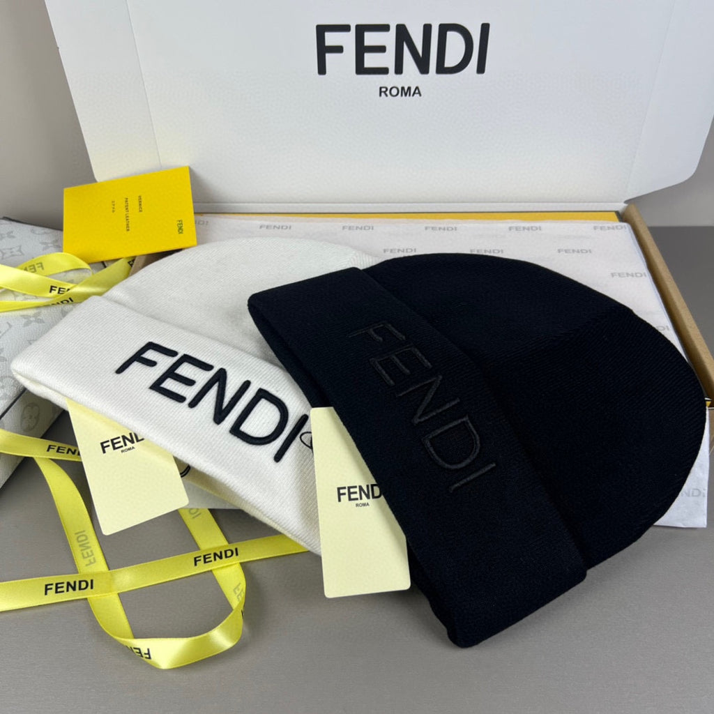 Gorro de malha com dobra e letras em destaque