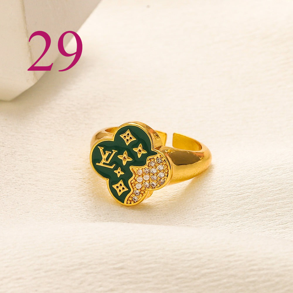 Anillo abierto texturizado con emblema entrelazado