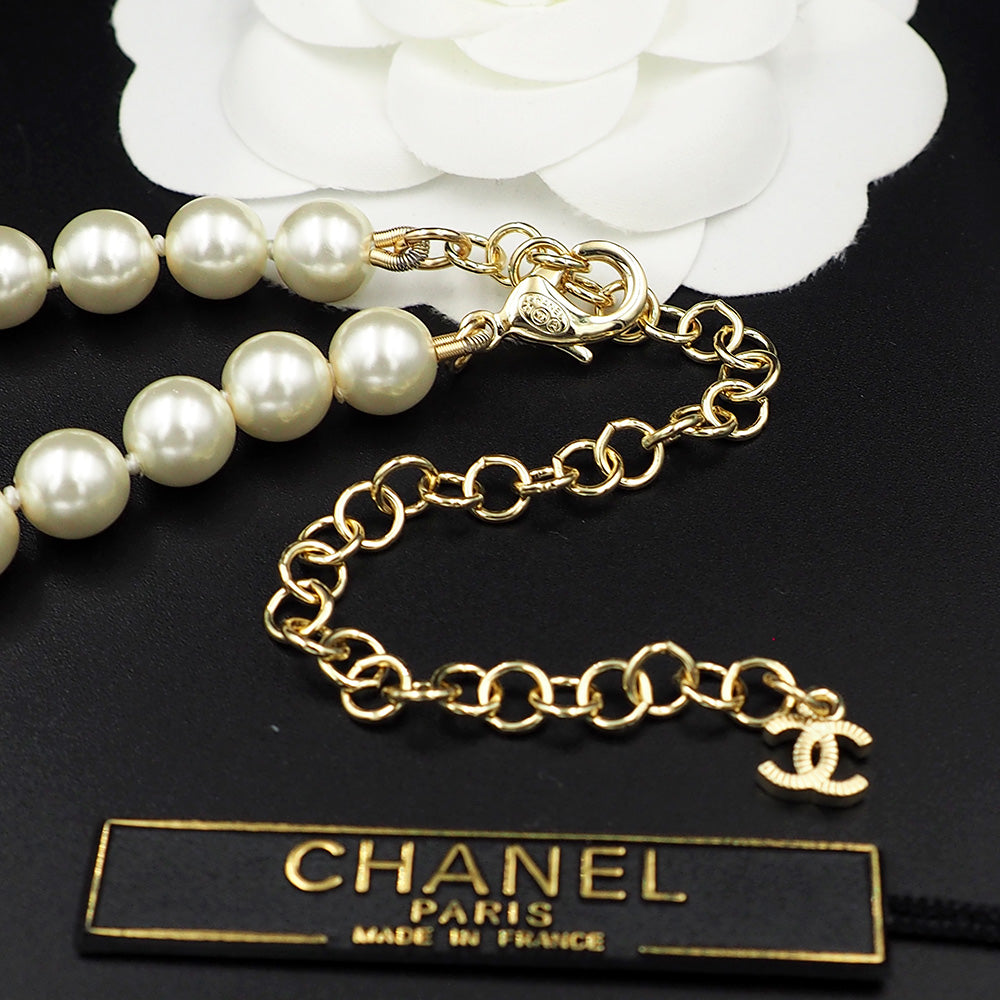 Collier de perles nacrées avec pendentif cœur