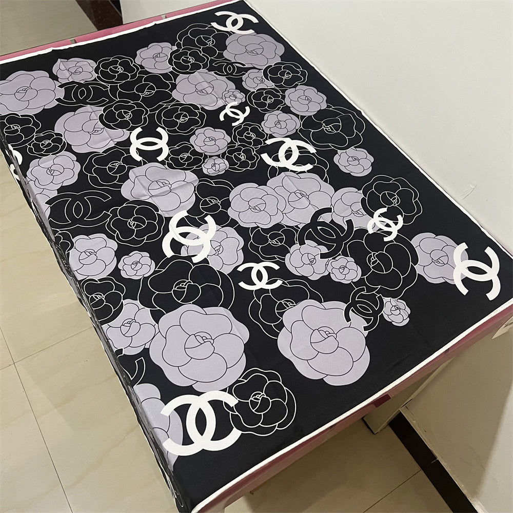 Lenço Quadrado Camélia e Monograma - 90 x 90 cm