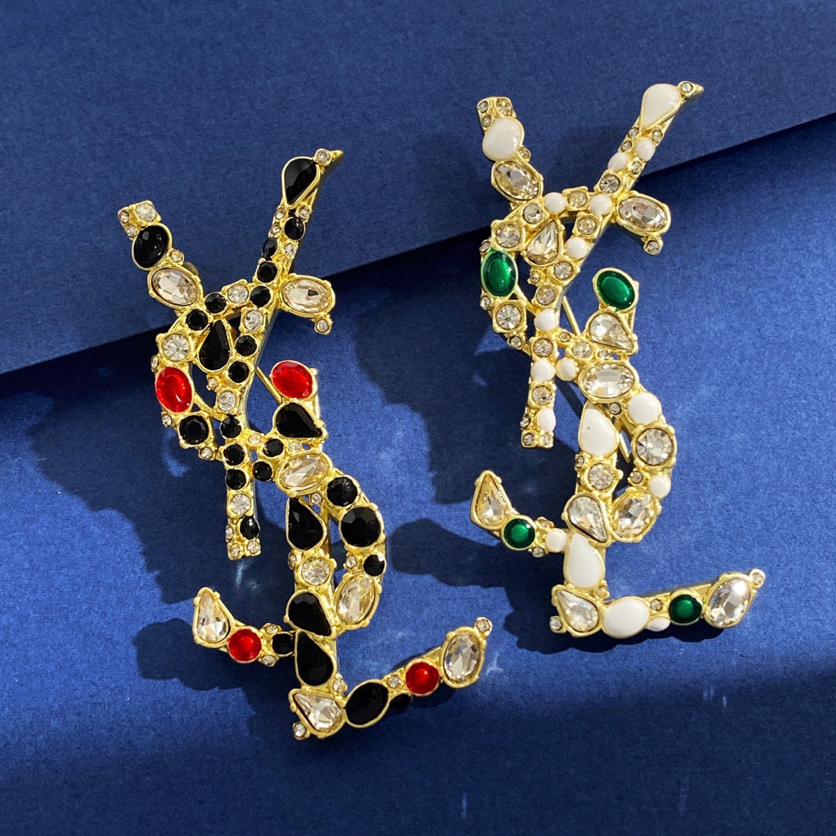 Broche emblème lettre sertie de pierres colorées