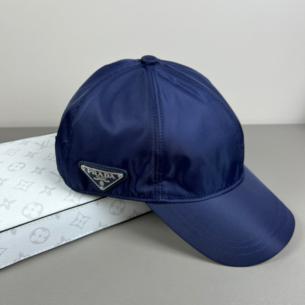 Gorra de béisbol con emblema triangular