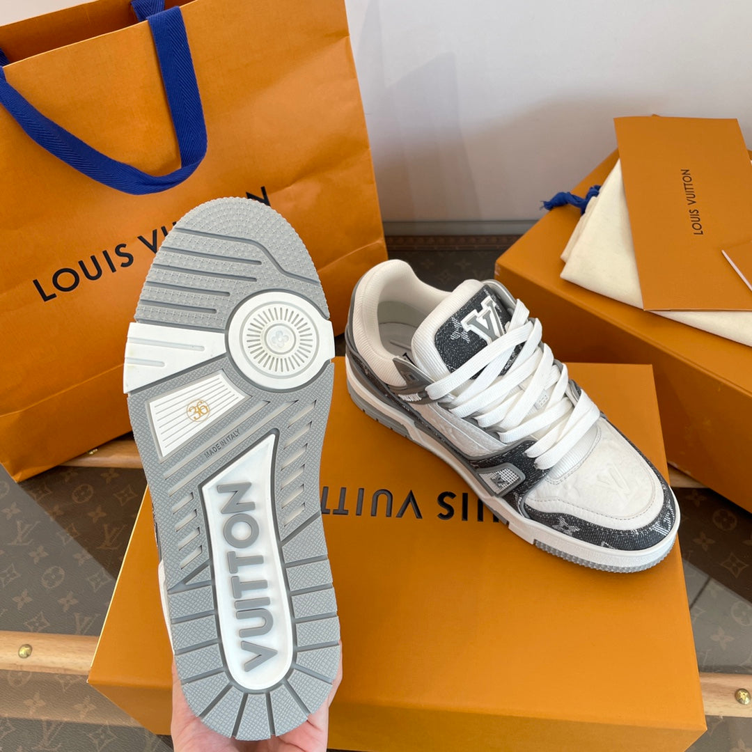 Zapatillas bajas grises y blancas con monograma