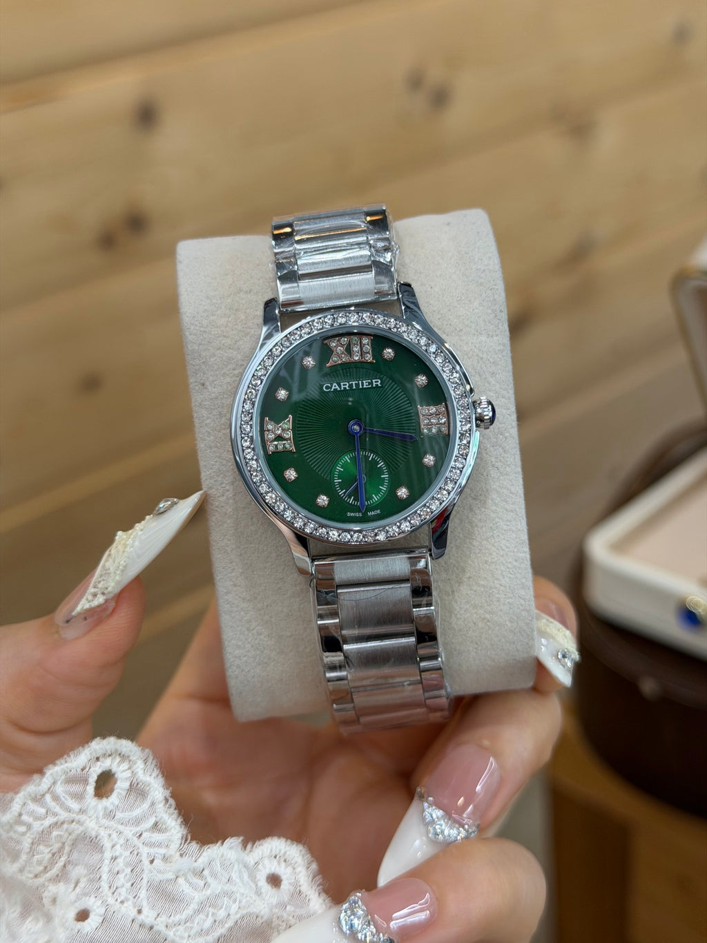 Montre à quartz ronde de 33 mm avec lunette sertie de pierres et bracelet à maillons