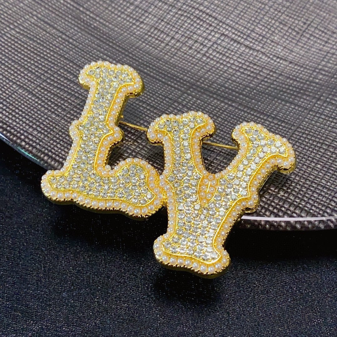 Broche monogramme en lettres cursives texturées