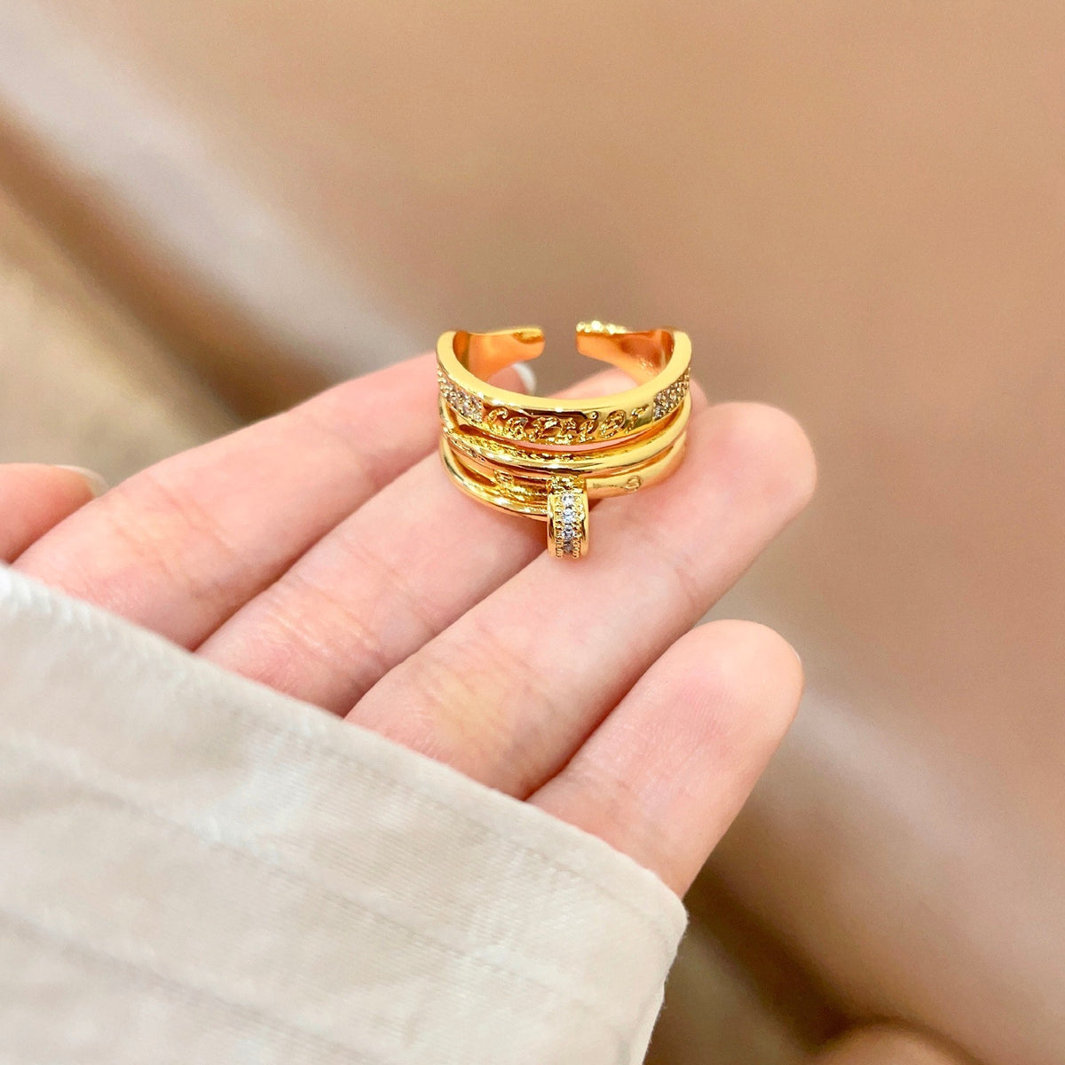 Bague à trois anneaux avec rangée pavée et motif barreudier