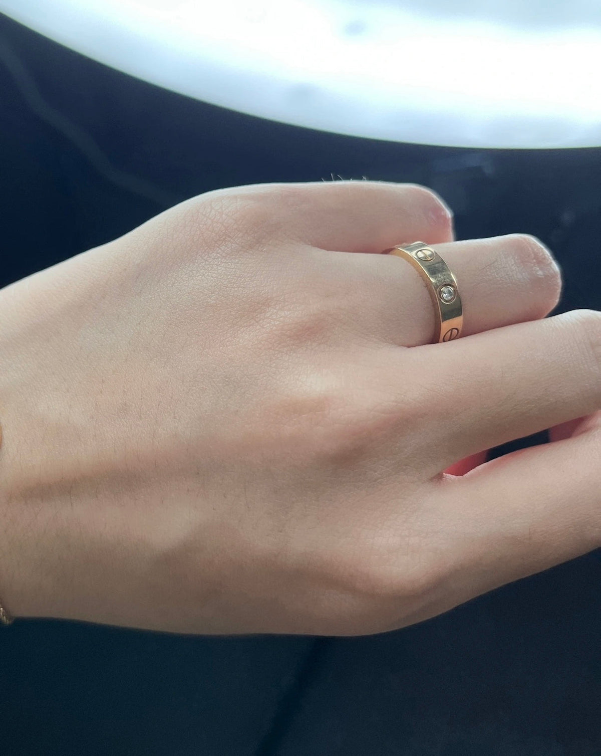 Anel de Faixa Dourado com Motivo de Parafuso e Detalhe em Pedra
