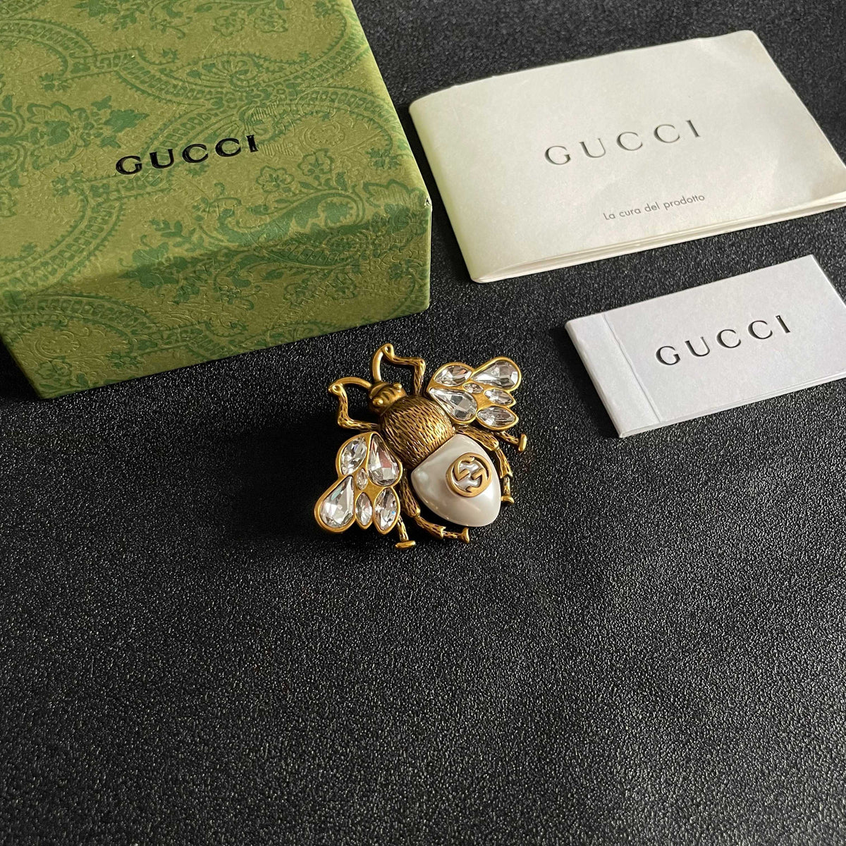 Broche abeille aux ailes facettées et détail en perle