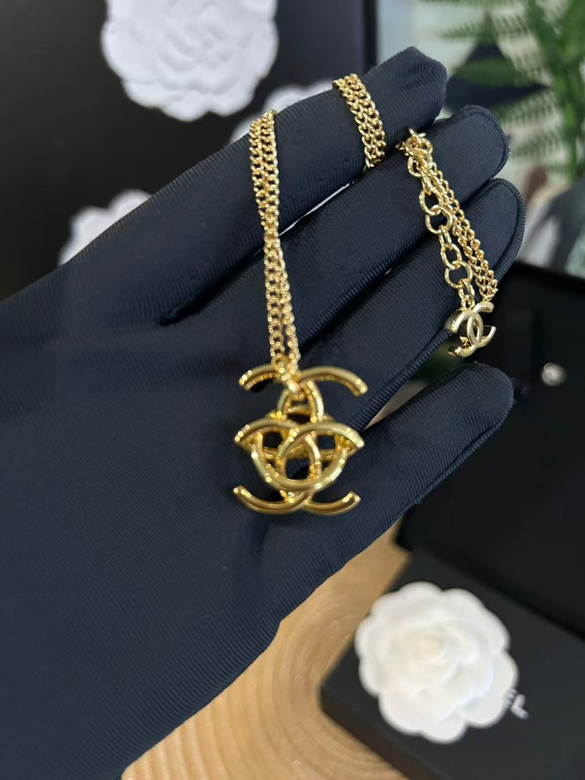 Gold Tone Large Smooth Hollow Interlocking Pendant Necklace
