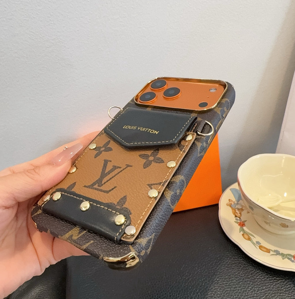 Funda para teléfono con bolsillo de solapa y monograma con correa
