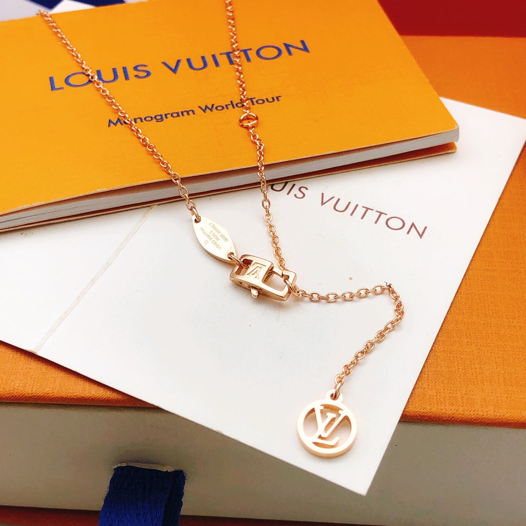 Collier carré à pendentif avec monogramme et motif floral