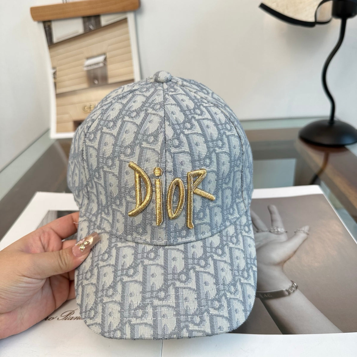Gorra de béisbol con letras de monograma