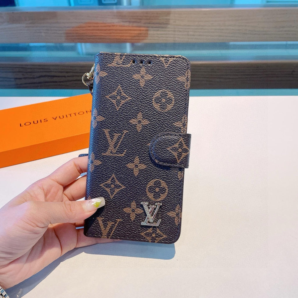 Funda tipo libro con monograma y correa de muñeca