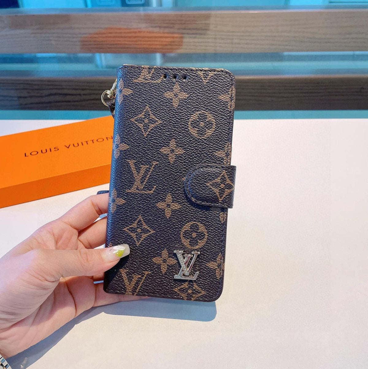 Funda tipo libro con monograma y correa de muñeca