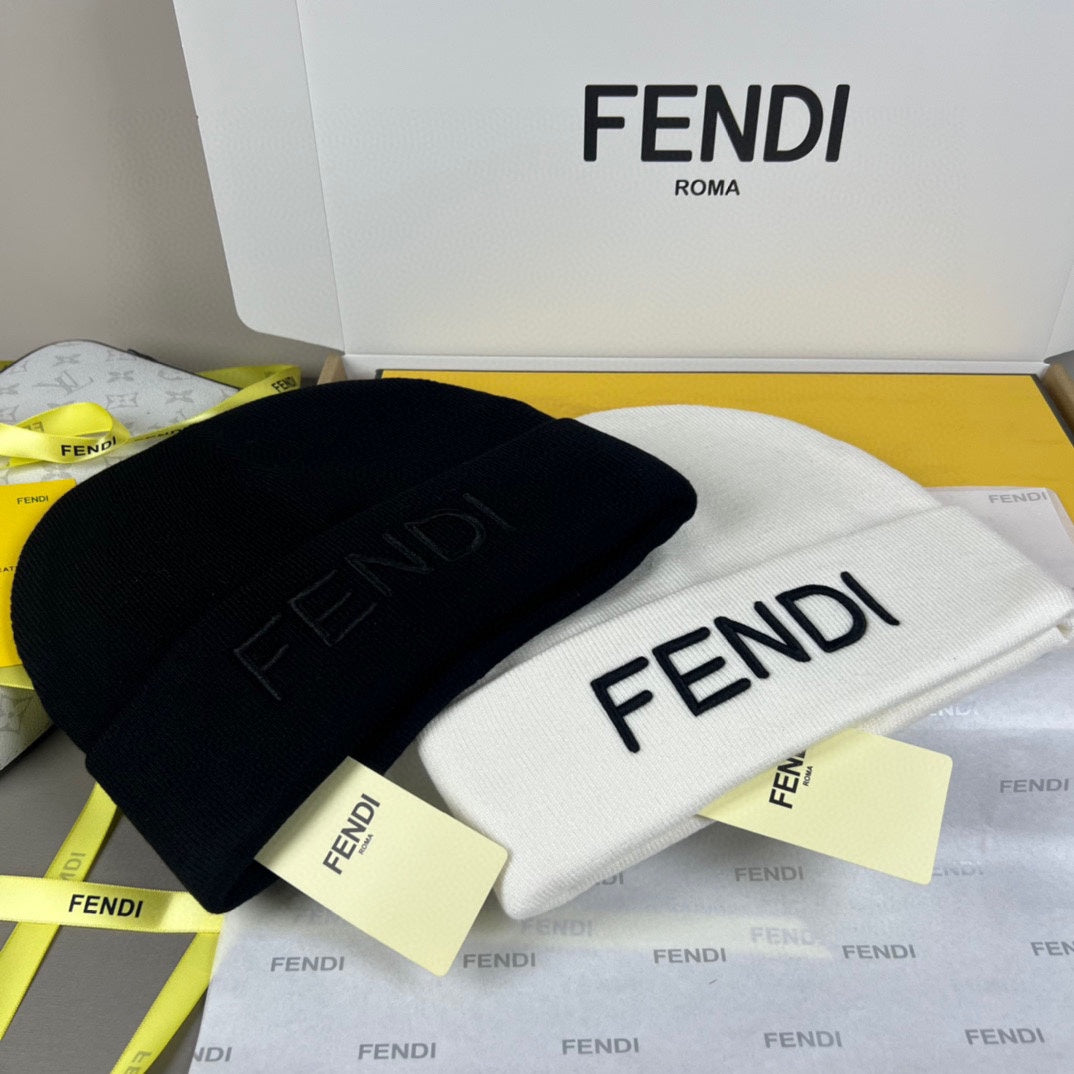 Gorro de malha com dobra e letras em destaque