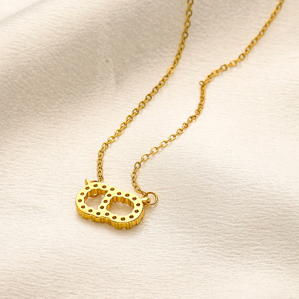 Collier pendentif ovale en cuivre pavé avec monogramme