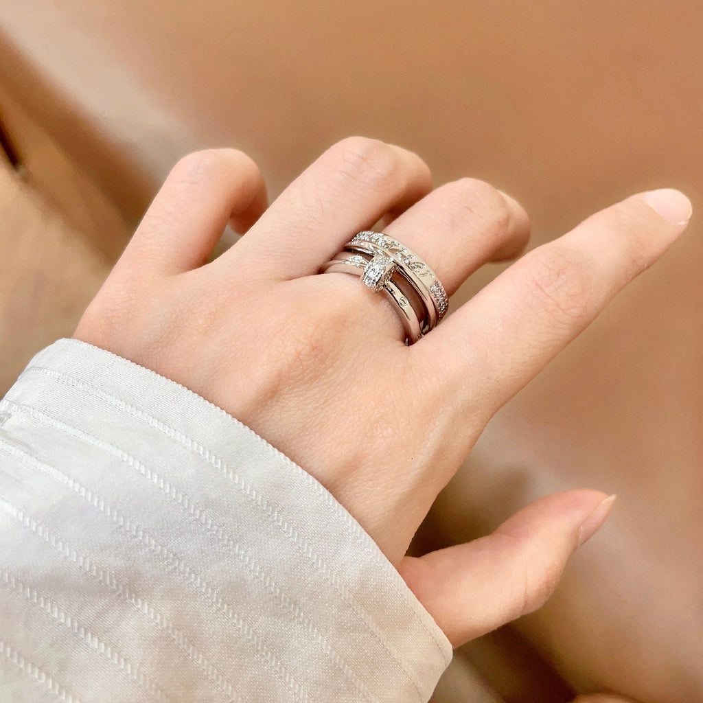 Bague à trois anneaux avec rangée pavée et motif barreudier